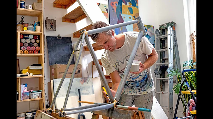 Artist Paul Senyol Paints a Bespoke bicycle in Sou...