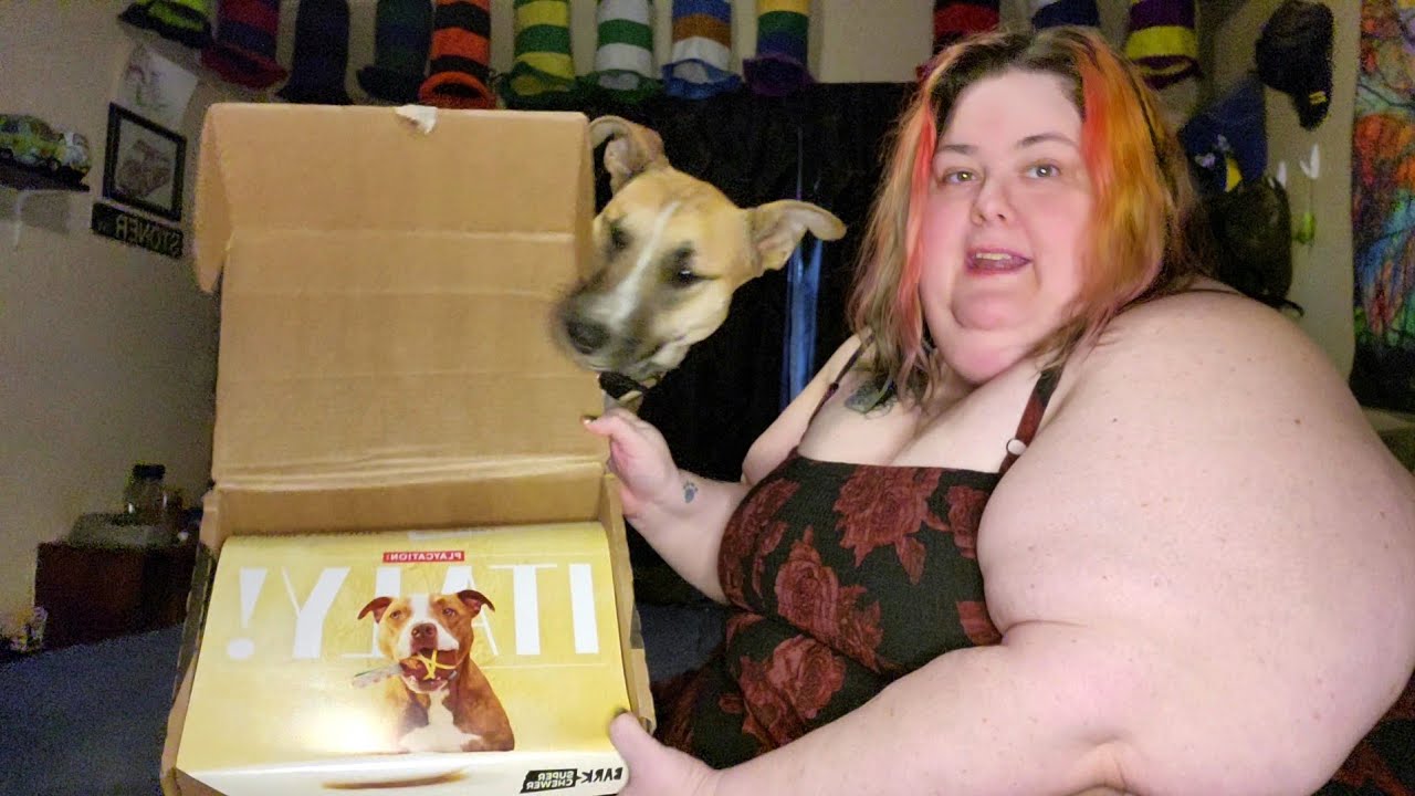 Superchewer Italy Barkbox unboxing with Penny!