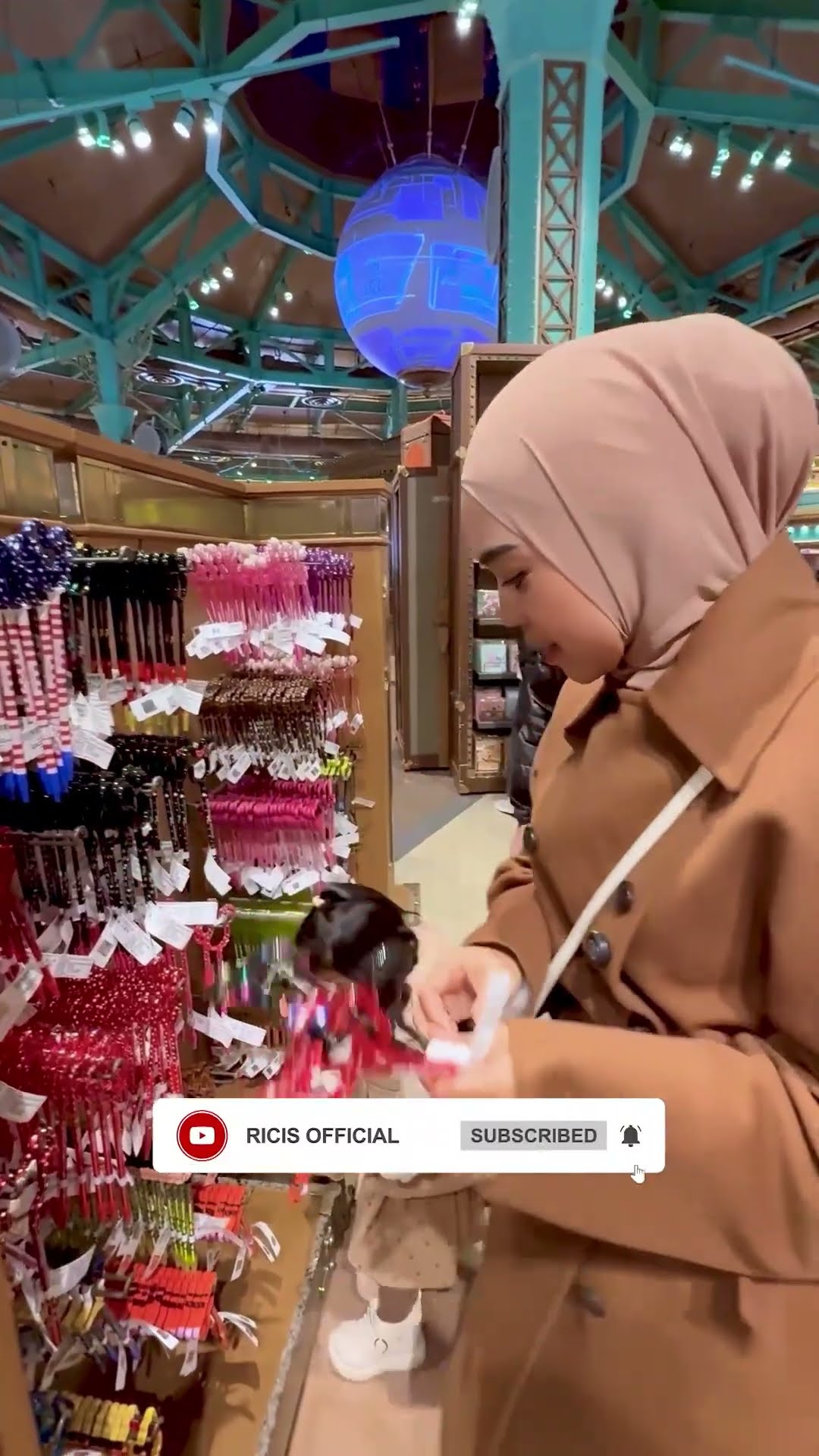 Moana khilaf beli semua Mainan di Disneyland.. #riaricis