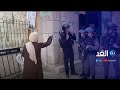 شاهد.. سيدة فلسطينية تواجه جنود الاحتلال بالمسجد الأقصى وتلقنهم درسا في الشجاعة