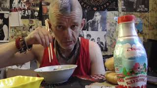 мукбанк клубничный молочный коктель макароны салат с огурцов и помидор макароны сыр булочка для гамб