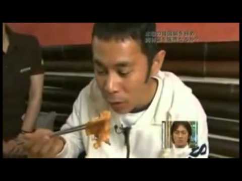 岡村隆史　本場の韓国鍋を美味しそうに食べる
