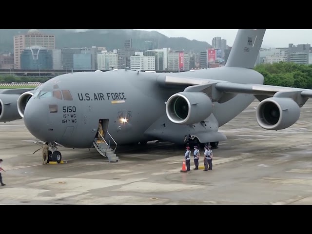 超大型輸送機C-5ギャラクシーのタッチ&ゴー - Touch & Go of Ultra