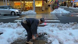 驚異のスコップ　笑って雪かき出来るパンチャースコップ