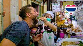 คุณป้าใจดีป้อนฝรั่งที่ตลาดเก่าแก่ที่สุดกรุงเทพ 🇹🇭