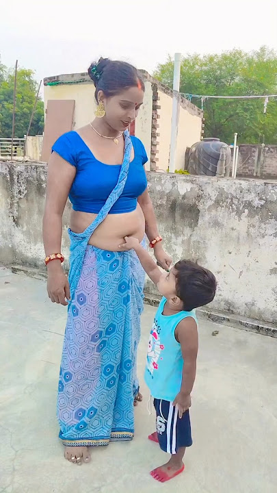 Belly button poked in saree