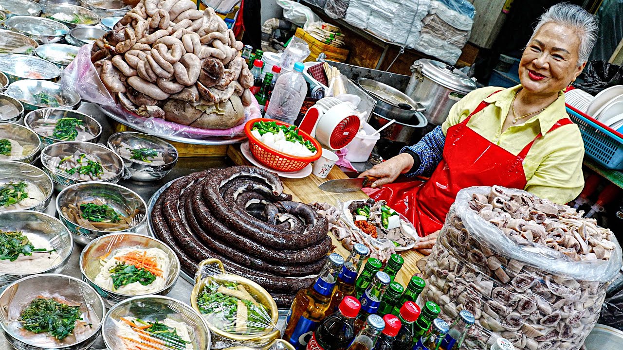 Корейская традиционная рыночная кровяная колбаса, сандэ Master Grandma — корейская уличная еда