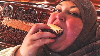 Incompetent dimwit Foodie Beauty mauls two slices of cake & speaks Chinese