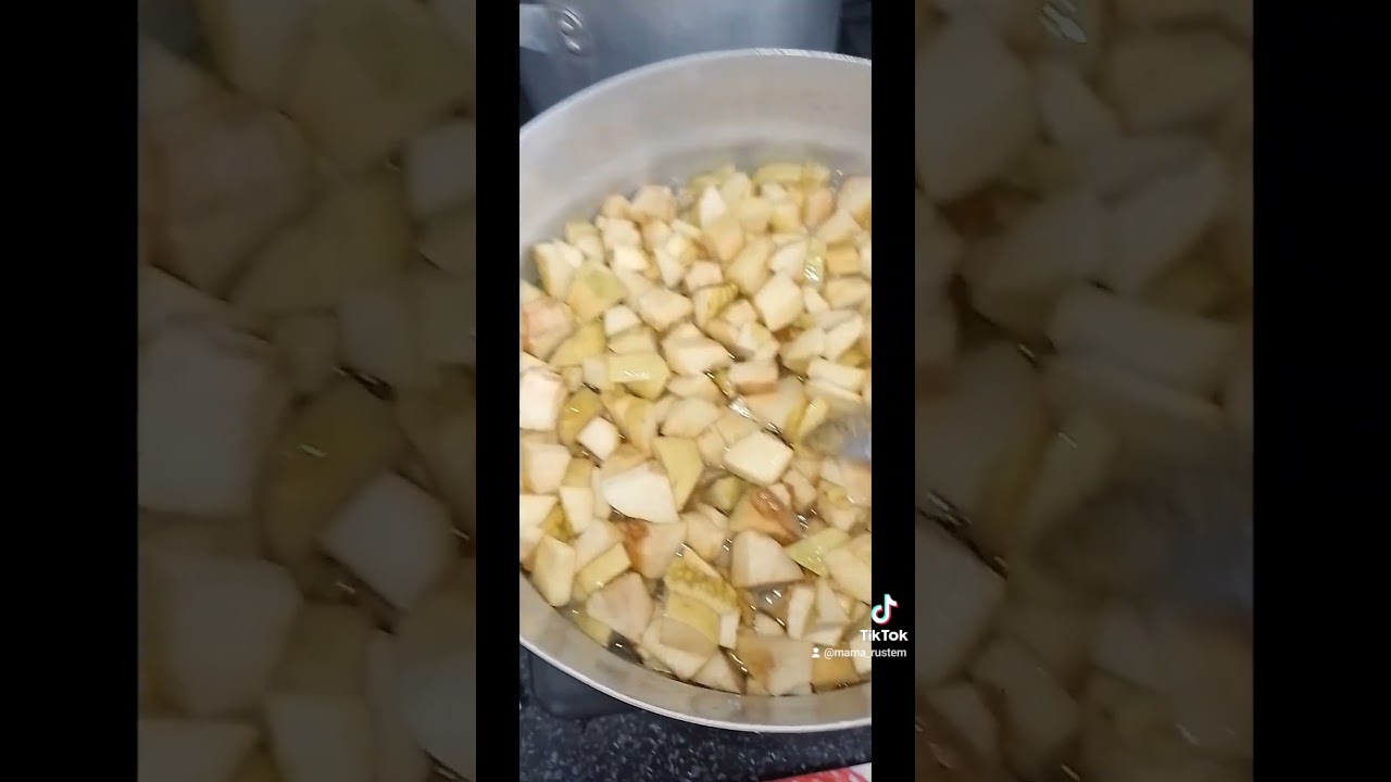 Варение из айвы.       2кг айвы, сироп 200-300мл воды и 1,5 кг сахара.