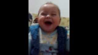 Hapşırma Sesini Duyunca Gülen Bebek