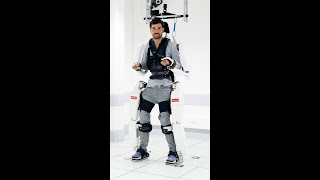 Watch a paralyzed man walk again thanks to a mind-reading exoskeleton