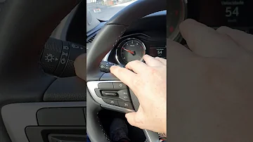 Qual Onix tem piloto automático?