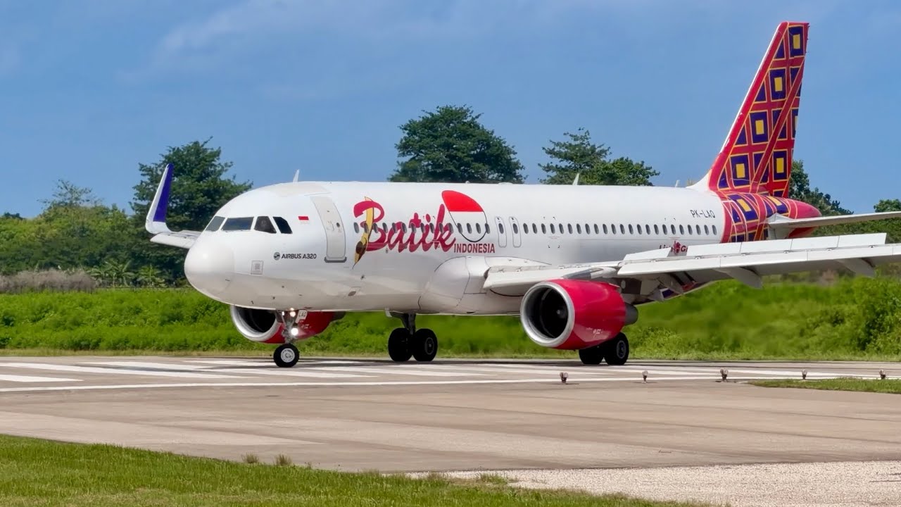 Plane Spotting: Batik Air Airbus A320 Landing at Tambolaka Airport