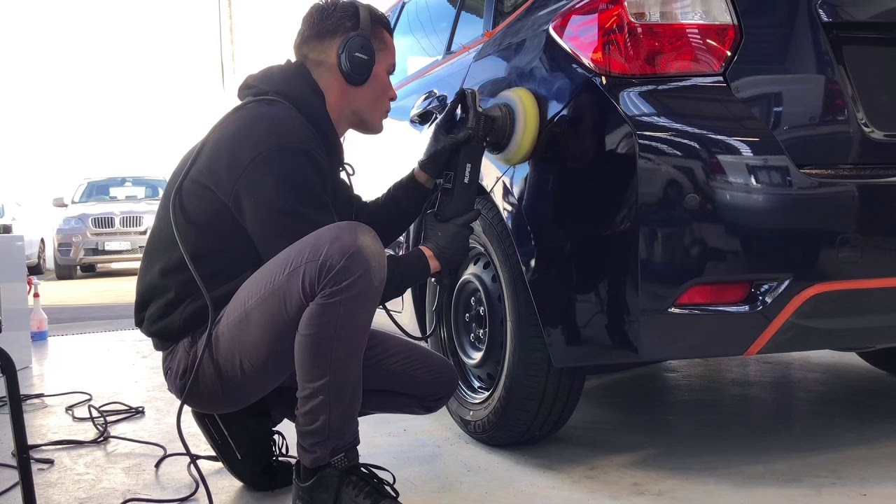 Polissage de l'Écran de l'Autoradio d'une Voiture : Toutes les Étapes