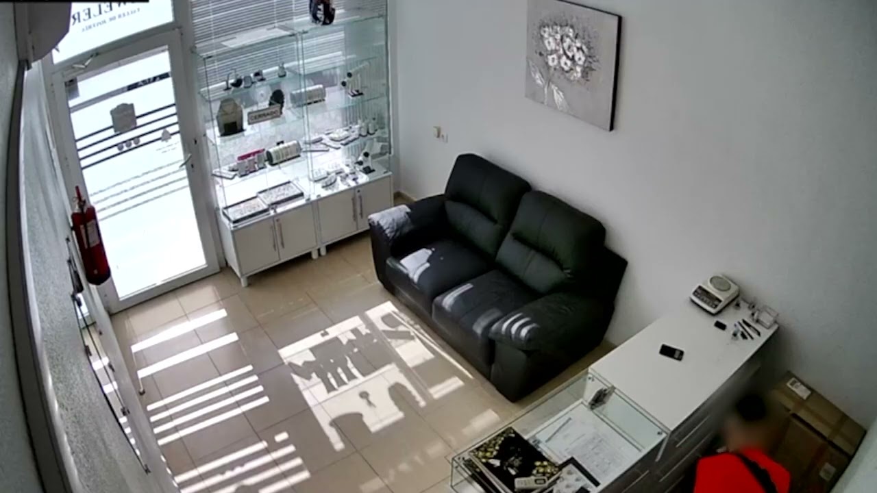 OJO AL VÍDEO  ¡Atraco de joyerías a punta de pistola en Alicante!