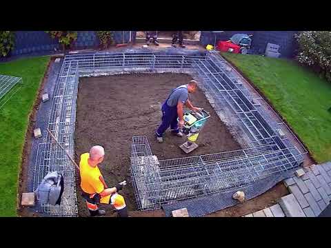 Anlage eines abgesenkten Gartenteils mit Gabionen und Philips-Hue-Beleuchtung (Senkgarten)