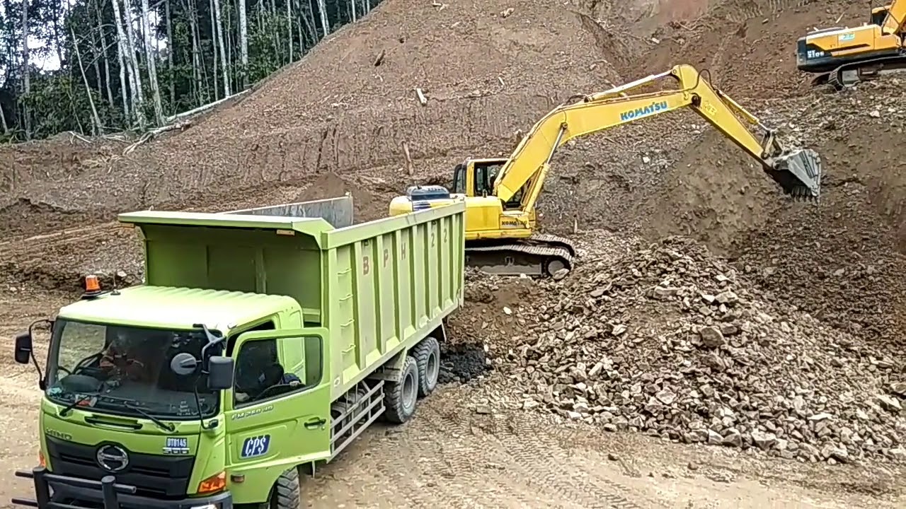 Excavator PC 200 Komatsu Loading Trucks Tambang Galian C 