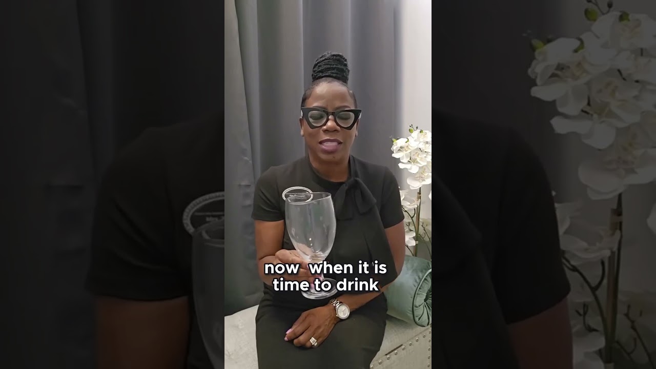 How to hold a stem glass