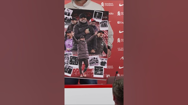 A ROUND OF APPLAUSE from the media and a special gift for Jurgen Klopp 👏 #klopp #liverpool