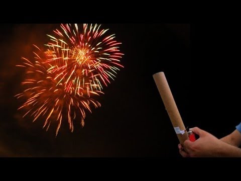 Pessoas se reúnem para assistir aos fogos de artifício no