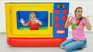 Alice dan Chris berpura-pura bermain dengan mainan Microwave