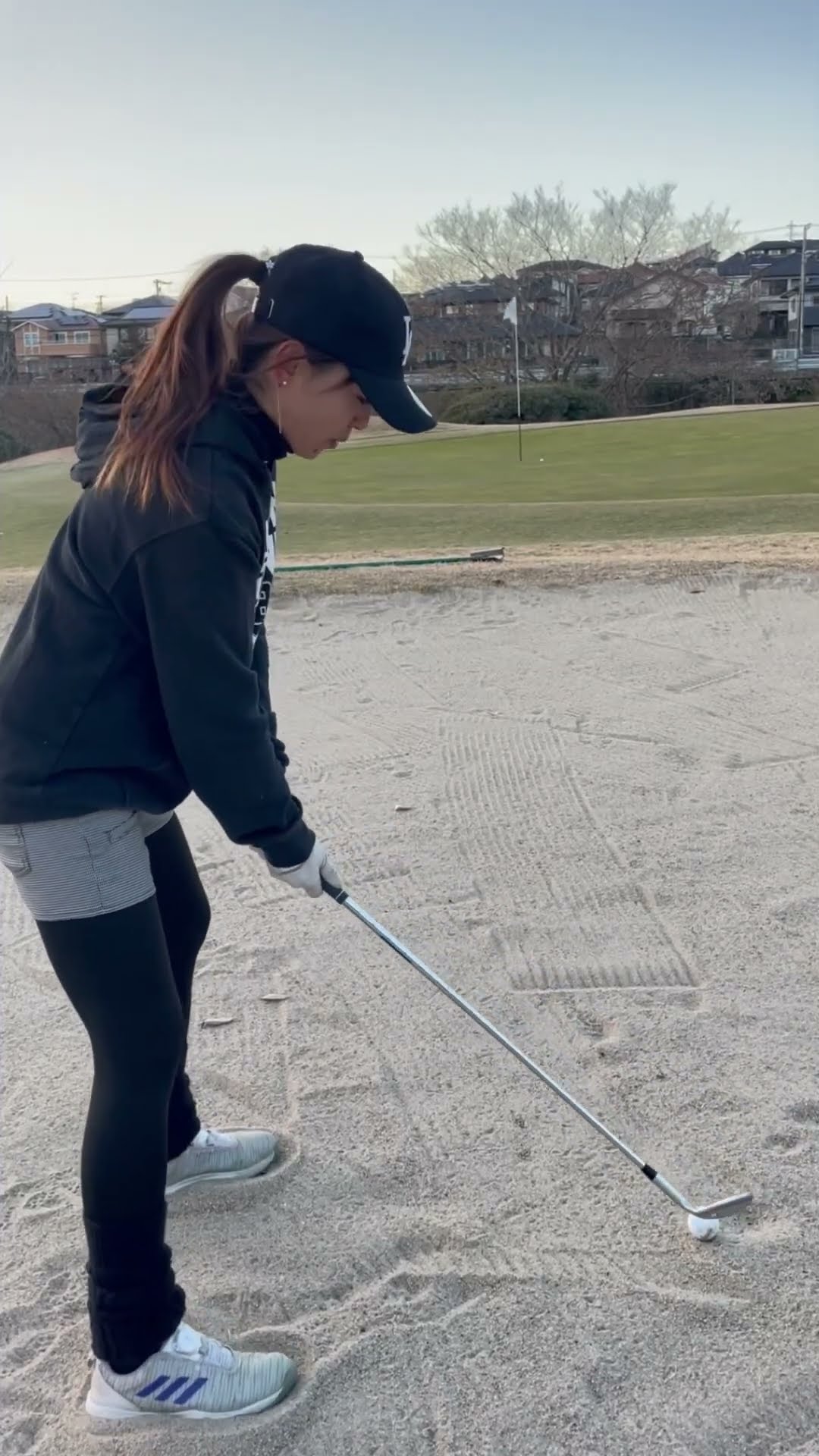 手前が引いバンカーは油断しやすいのでしっかり振り切りましょう #golf