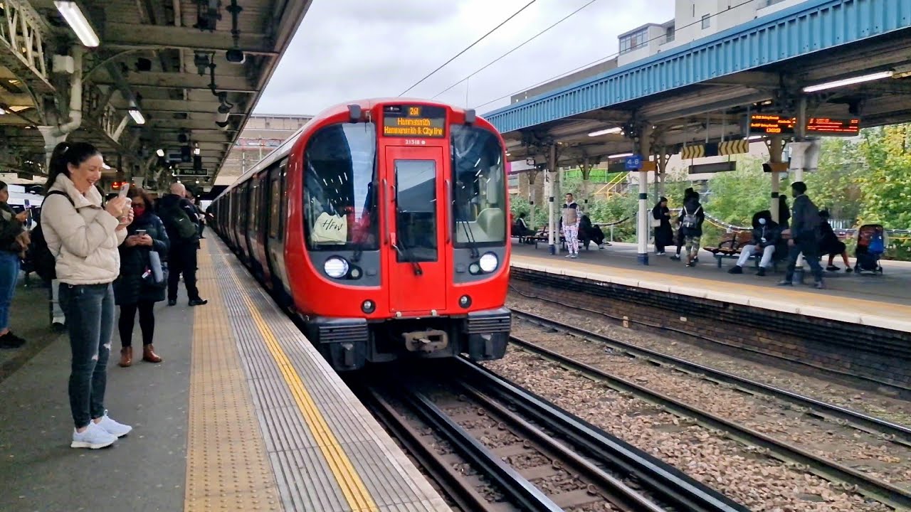 London Train Ride [4K] - YouTube