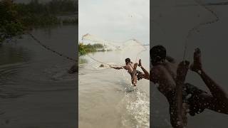 He saw a big fish, cast a net, and caught it. #shorts #fishingvideo #fishing #fishinglife #funny