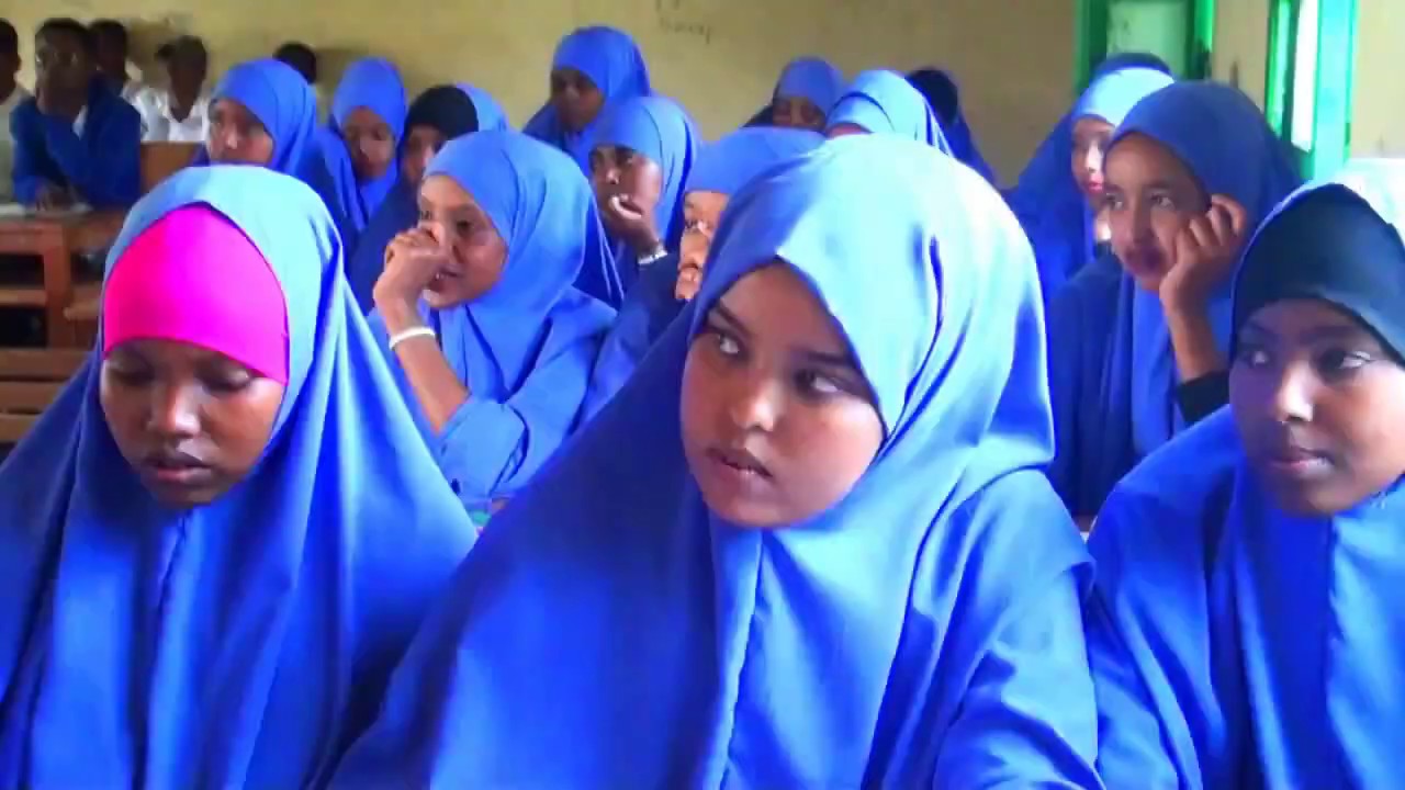 Maamulka Qalax Oo   War Kasoo Saaray  Ardaydii Ku Guulaysatay Deeqda Waxbarasho