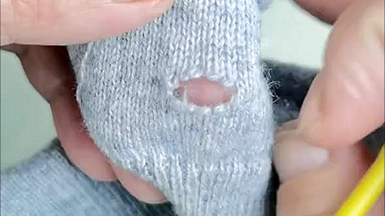 Sueter Roto How to Perfectly Repair a Hole in a Knitted Sweater at Home - YouTube