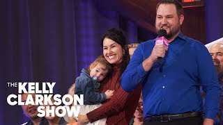 Video thumbnail of "Garth Brooks Meets The Baby Whose Gender Was Revealed During One Of His Concerts"