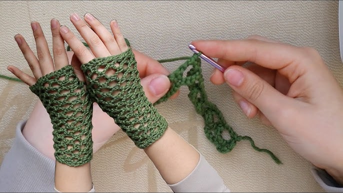 Easy Crochet Fingerless Gloves (Beginner Tutorial) 