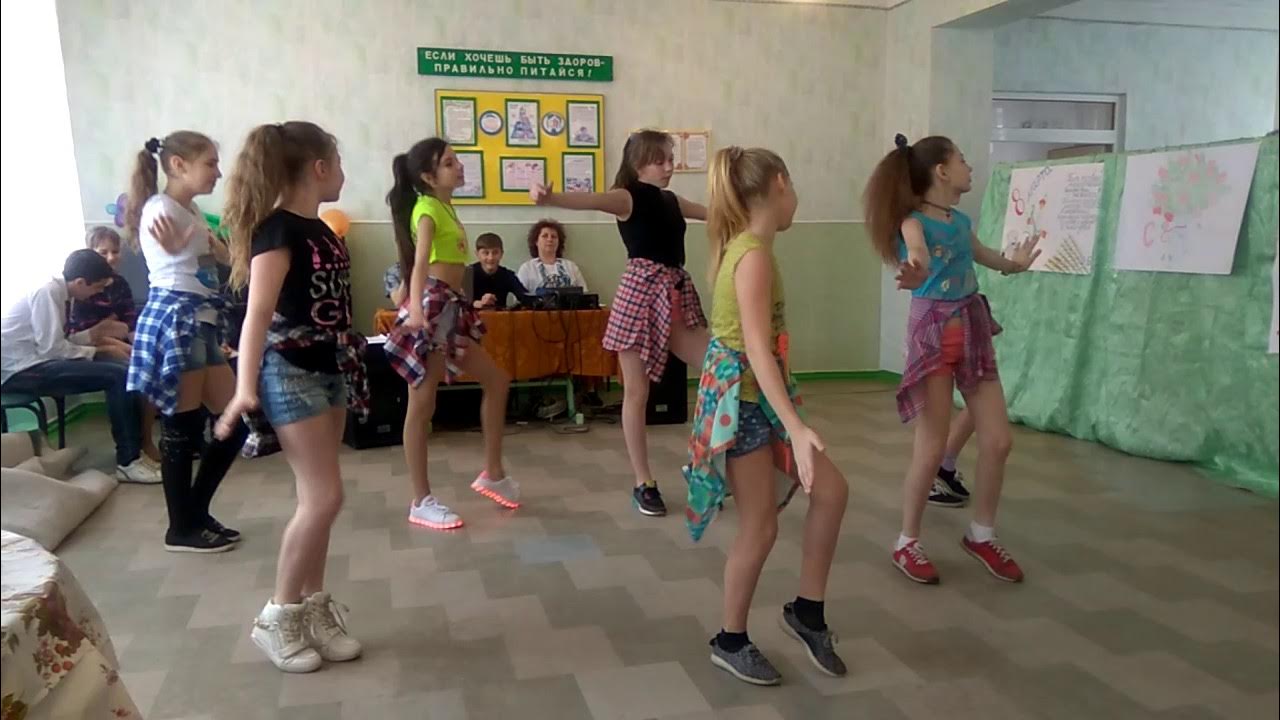 23 февраля танец девочек в начальной школе. Танец на 23 февраля в детском саду средняя группа. Танец с детьми на 23 февраля в детском саду. Танец яблочко в детском саду на 23. Танец для мальчиков на 23 февраля.