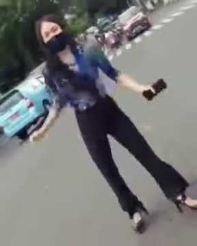 Viral Wanita berjoget tik tok di lampu merah