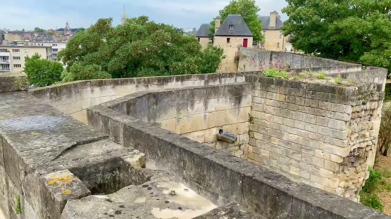 法国康城（Caen，又称卡昂）是诺曼底大区的历史文化中心，以中世纪古迹和二战登陆历史闻名。核心旅游资源包括征服者威廉建立的康城城堡、两大修道院、深入展示战役的卡昂纪念馆，以及临近的诺曼底登陆海滩。 