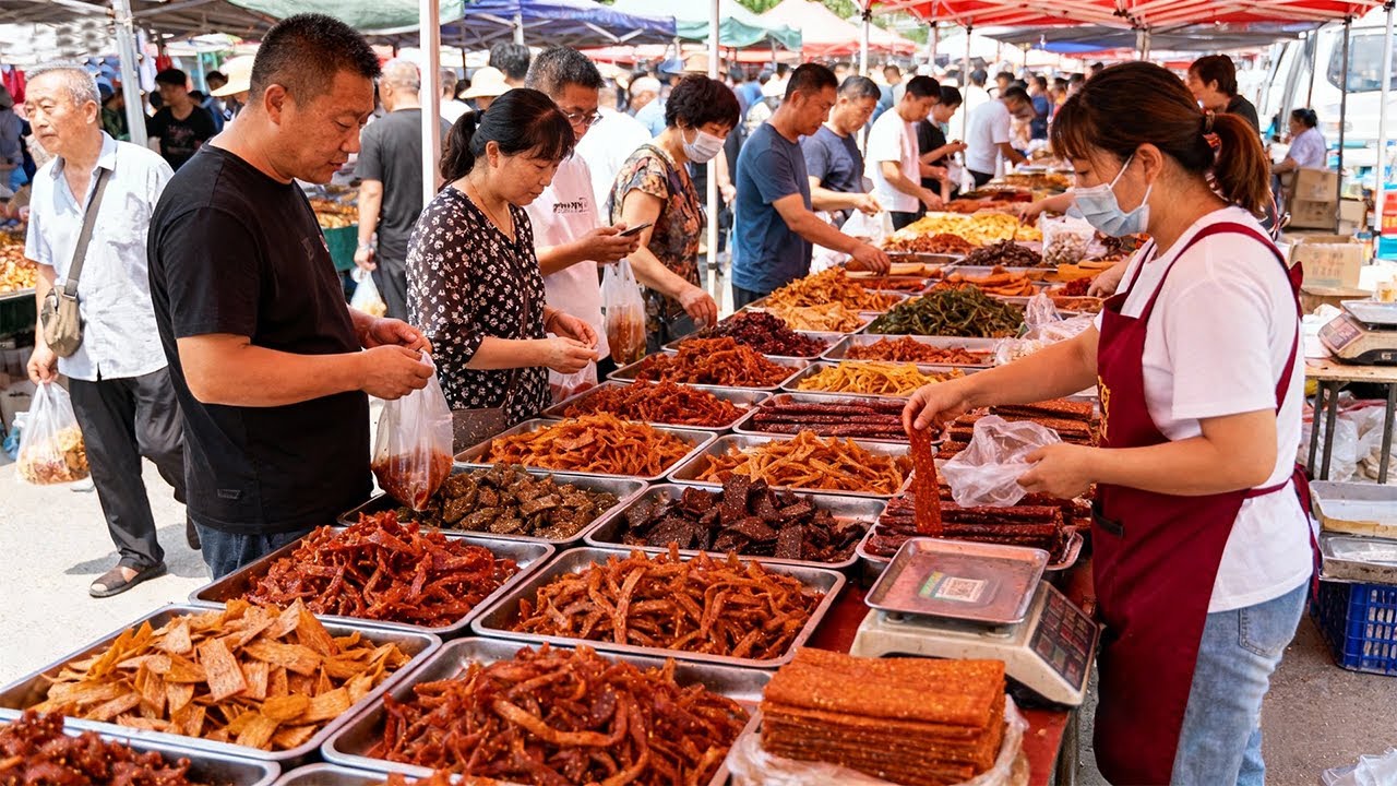 中国济南市区最热闹的大集市，山东街头经典美食，香煎深海鱼，超大山东煎饼，色泽红亮的卤鸭货，鸡蛋煎饼，莱芜油酥饼，小米面窝窝头，皮脆馅大的壮馍，淄博肉烧饼，芝麻烧饼，蜂蜜吊炉烧饼，道口风干鸡，油炸蚕蛹