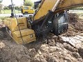 Pelle excavatrice Caterpillar, CAT 320D enlisée et sortie par pelle CAT 330F