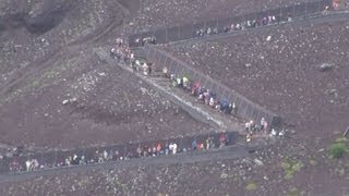 観光客でにぎわう富士山 山開き後初の週末
