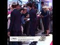 Louis Garrel et Léa Seydoux signant des autographes au Photocall du Festival de Cannes.