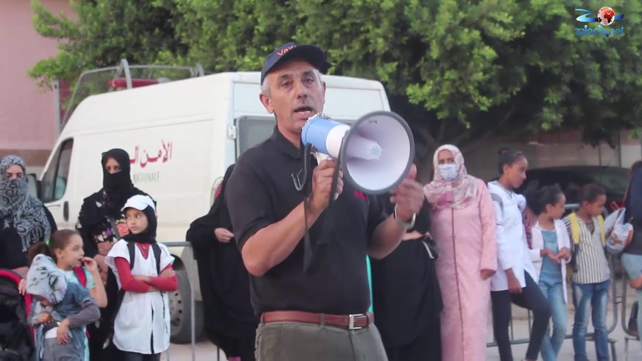 ساكنة زايو تطالب بإطلاق سراح العيلي وأطفال أولاد اعمامو يلقون أدواتهم المدرسية أمام مفوضية الأمن