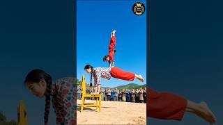 Dono Bahen Ek Saath Bahut Kamal Ka Stunt Karte Hiye Resimi