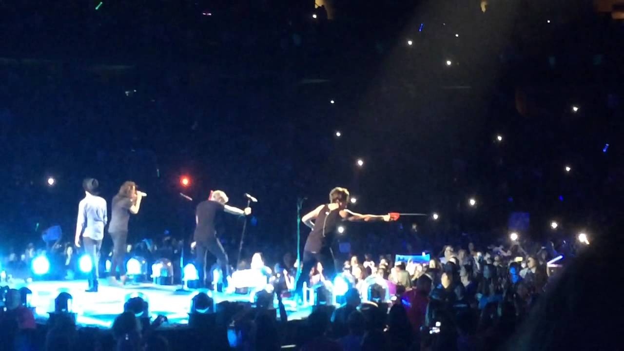 One Direction Singing You And I 09/9/15 Ottawa OTRA TOUR