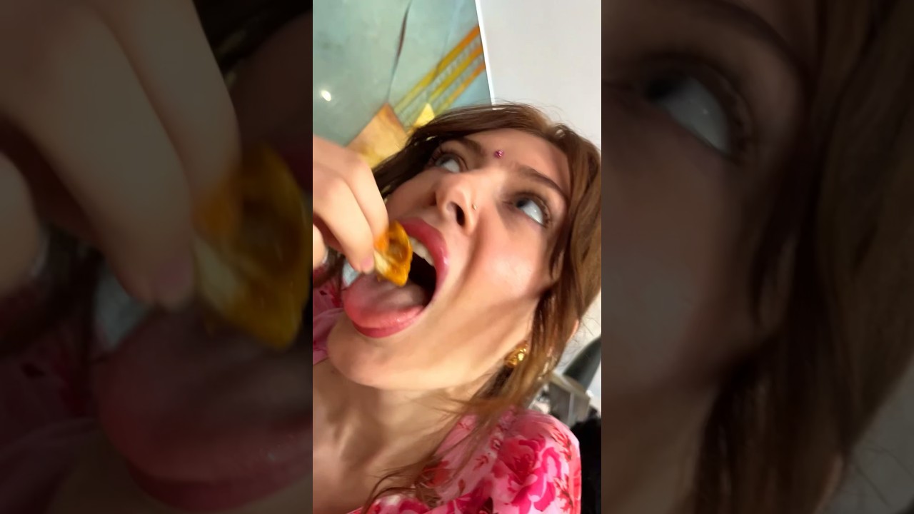 Haat se khana khane ka maza hi alag h 😜❤️ 