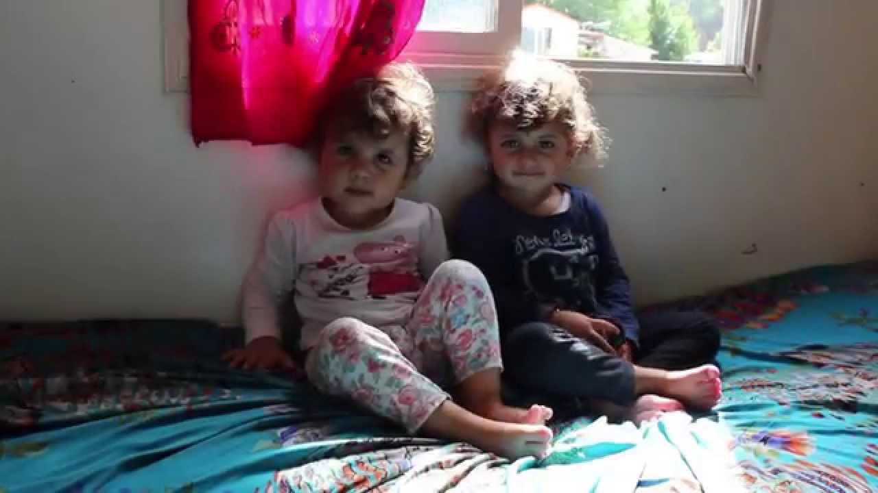 Ginevra e Maia: gemelline rom nel campo di Salone