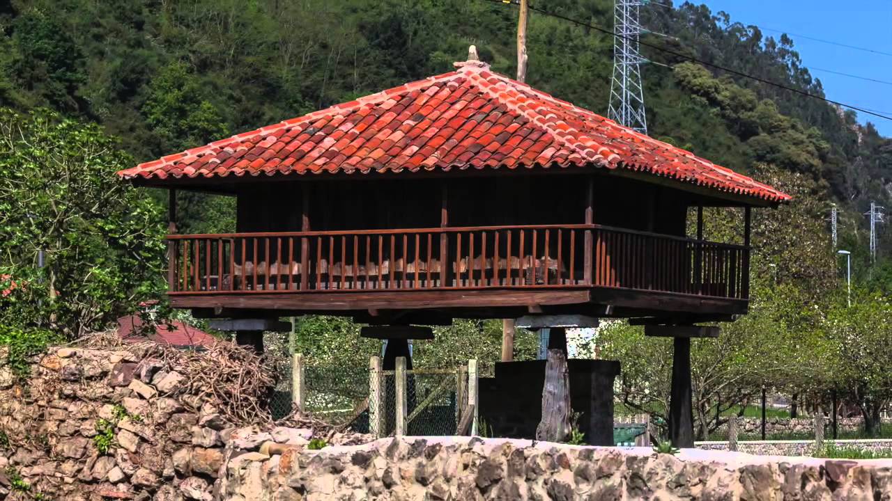 Paseo de los Horreos de Bueño, Ribera de Arriba, Asturias. España