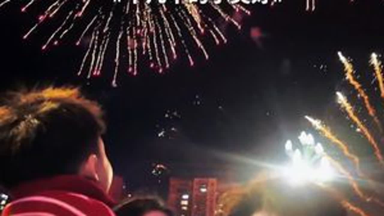 在烟花下 祝我们如愿以偿”🎉🎉🎉噼里啪啦，噼里啪啦，快乐自己找啦#慢下来看世界 #原相机实况 #记录你的惊喜之旅 #烟花秀 #龙里烟花秀