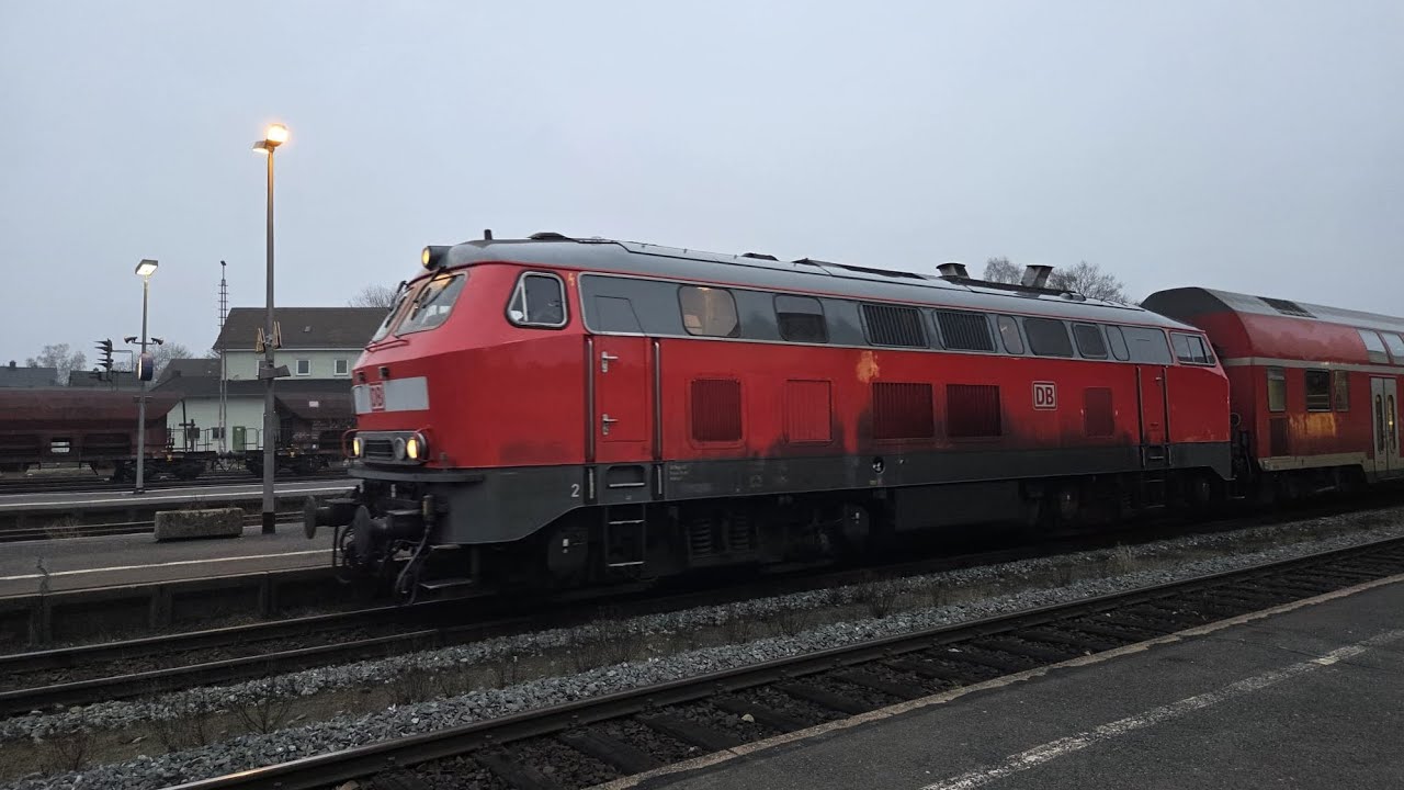 BR 218 416 - 6 mit dem RE 2 im Bahnhof Weiden.
