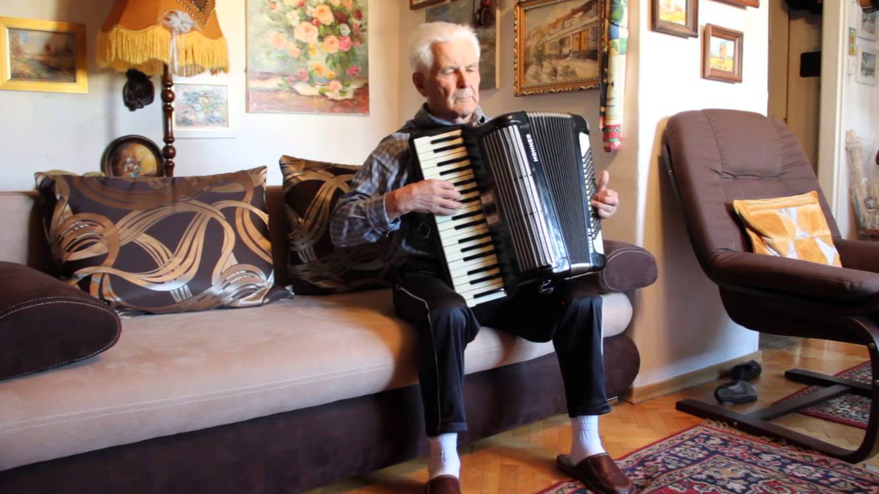 Jan Bułczyński gra na akordeonie 