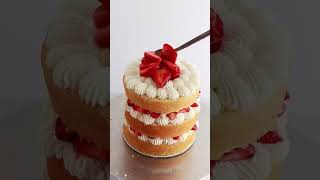 Extra tall strawberry shortcake layer cake + piped whipped cream frosting 🍓 #cakedecorating #cake