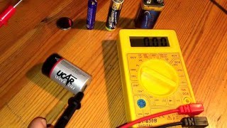 Batterie testen mit Multimeter Knopfbatterie 9 Volt Block Spannung AA und AAA DCV messen Anleitung